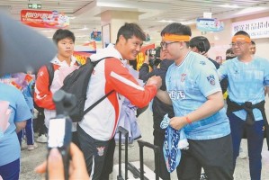 爱游戏体育登录入口-燃情东北超 魅力黑龙江 归来整装再争锋 百名鸡西球迷欢迎“远征队”回家|鸡西市|黑龙江省|球员|站台|围巾_新浪体育_新浪新闻